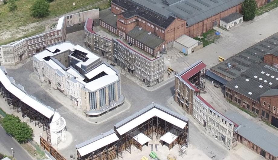Mit 400 Abbildungen (Fotos, Grafiken, Kartenmaterial) ist „100 Facts about Babelsberg“ im wahrsten Sinne des Wortes der „Blick hinter die Kulissen“. Mit 400 Abbildungen (Fotos, Grafiken, Kartenmaterial) ist „100 Facts about Babelsberg“ im wahrsten Sinne des Wortes der „Blick hinter die Kulissen“.
