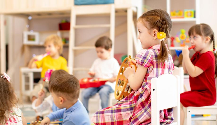Kinder machen gemeinsam Musik in einer Kita