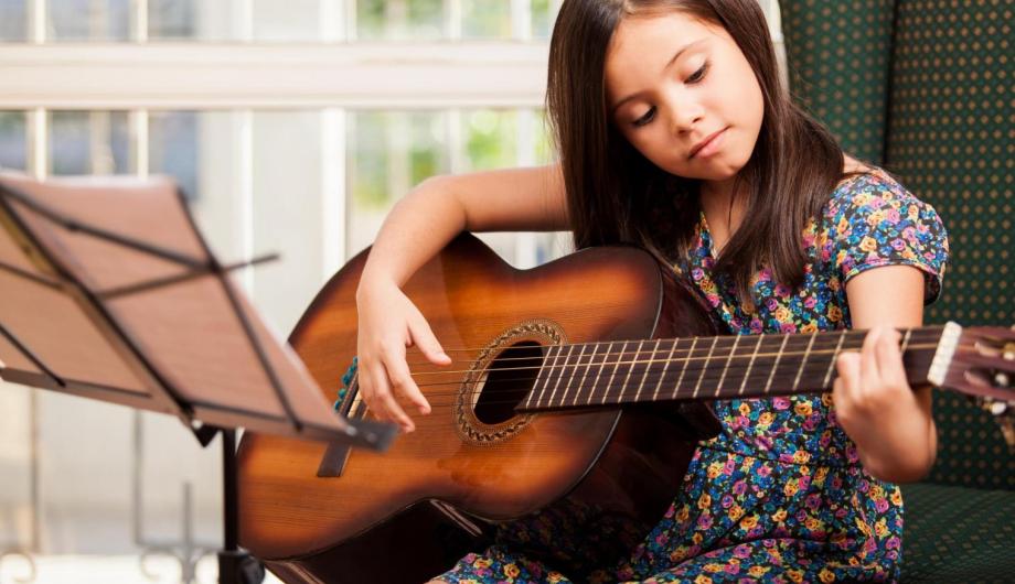 Mit der Gitarre starten Junges Mädchen Spielt auf Gitarre