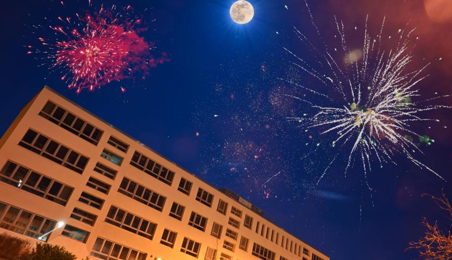 Silvester am Standort Galileistraße Über dem nächtlich angeleuchteten Haus 2 der Städtischen Musikschule sind zu Silvester Feuerwerkskörper und der Vollmond zu sehen. Dieser strahlt etwas unnatürlich. Es handelt sich sicher um eine Montage.