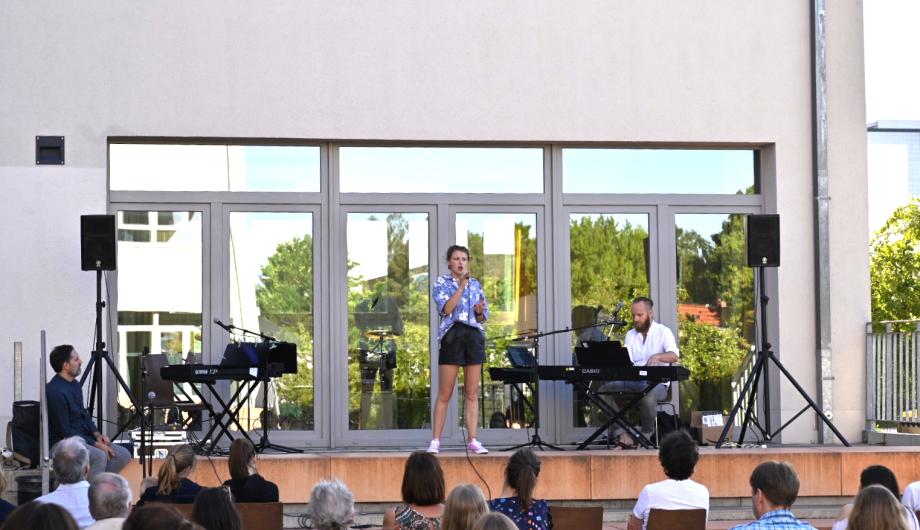 Solovortrag auf sommerlicher "Singers Night" Solovortrag einer Sängerin auf Außenbühne vor ihrem Publikum - Singers Night der Städtischen Musikschule Potsdam