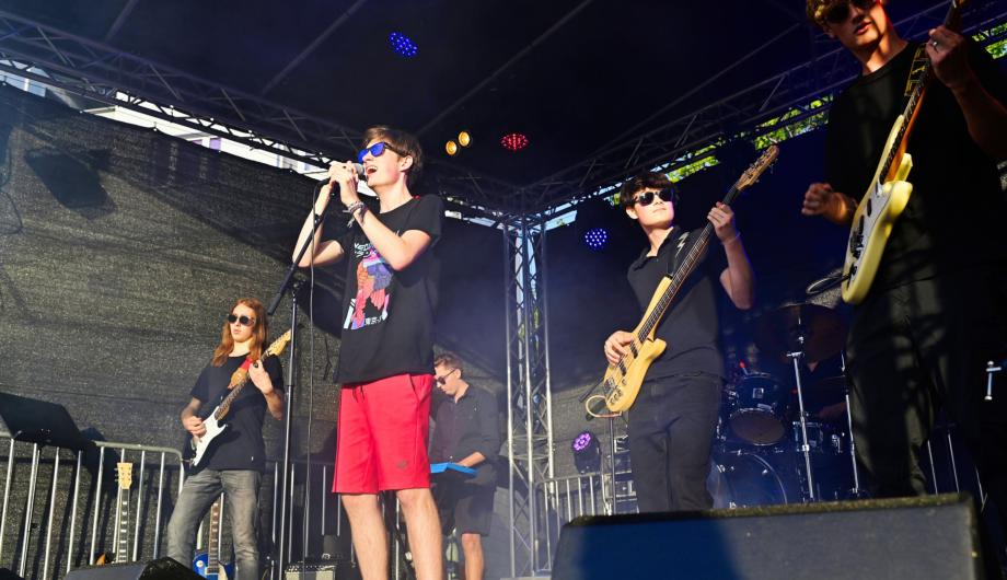 THE SOLID PREACHERS CLUB - aus dem Haus 2 der Städtischen Musikschule Am Stern Jugendliche Rockband in Aktion auf einer Open Air Bühne