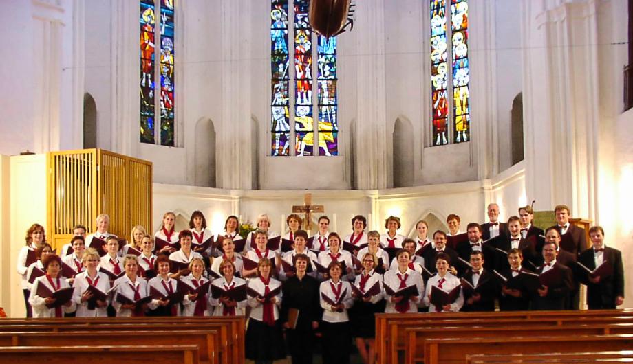 Der gemischte Chor der Städtischen Musikschule Potsdam Ein vielköpfiger Erwachsenenchor steht vor dem Altar der Kirche St. Petri