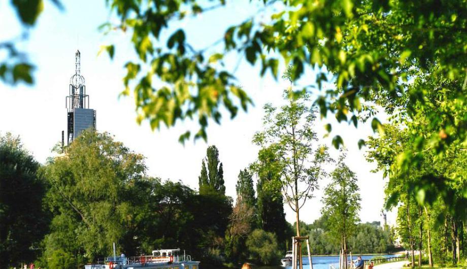 Das Foto zeigt den Uferweg am Nuthe-Park in Potsdam mit einem Boot auf der Havel.
