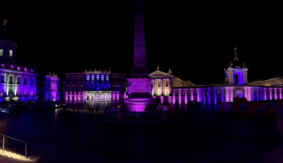 Die Nachtaufnahme zeigt die bunt illuminierten Gebäude auf dem Alten Markt in Potsdams Mitte rund um den Obelisken: das Potsdam Museum, das Museum Barberini und den Brandenburger Landtag.