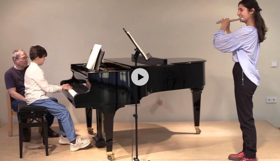 Videoscreenshot: Bühnenprobe im Kammermusiksaal - Hinweis: Das YouTube - Video befindet sich im Artikel Ein klassisches Duo mit jugendlicher Flötistin und jungem Pianisten bei einer Probe