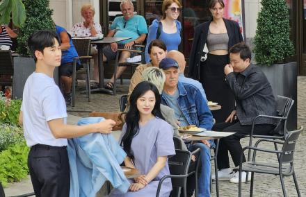 Kim Ji-won und Kim Soo-hyun bei Dreharbeiten am Otto-Braun-Platz zum internationalen Serienhit Queen of Tears
