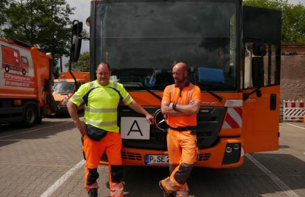 Heiko Grützmacher (links) und Marcel König (rechts) vor ihrem Entsorgungsfahrzeug nach fertiggestellter Tour