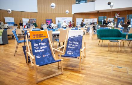 Liegestühle mit der Aufschrift "Ihr Platz für gute Ideen"