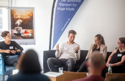 Menschen auf der Couch, die miteinander diskutieren