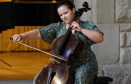 Nachwuchstalent Coraline Fässler Eine junge Solistin spielt das Cello