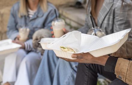 Einwegverpackung im Einsatz-Foto Freepik.jpg