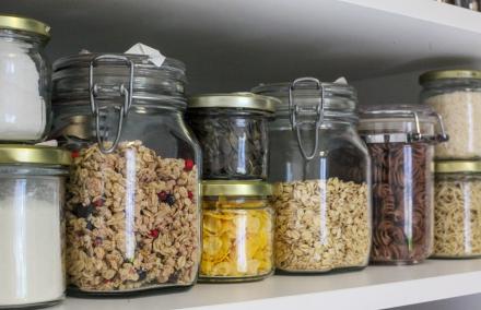 Bild von Einmachgläsern mit Nudeln und Müsli.