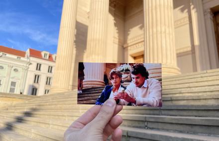 Ebenfalls am Alten Markt gedreht: Potsdam wird in MAXTON HALL zu London, die Nikolaikirche zur Universität Oxford; James (Damian Hardung) und Justus (Alistair Ellington).