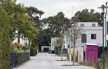 Leere Straße in Groß Glienicke
