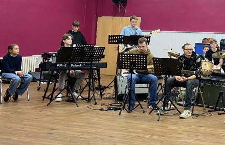 Rhythmusgruppe bei Probenarbeit Die Rhythmusgruppe des Lajjazzo-Junior bei der Probenarbeit.