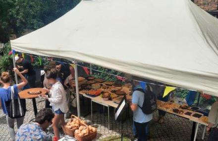Für das leibliche Wohl ist gesorgt - Hoffest der Musikschule Unter einem Pavillon sind leckere Speisen aufgebaut