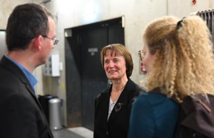 Chorleiterin Marion Kuchenbecker Wir sehen eine zufriedene Dirigentin backstage im Gespräch