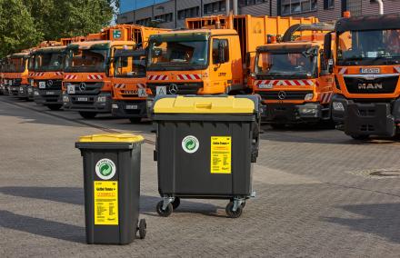 GT+ Behälter 240l & 1100l vor STEP Autos