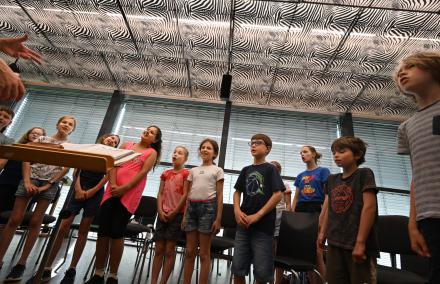 In der Probebühne des Nikolaisaal singen Kinder des Kinderchores La Corista