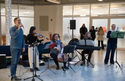 5 Lehrkräfte der Musikschule im Ensemble spielen für ein Weihnachtssingen - links im Bild ahnt man einen Weihnachtsbaum.