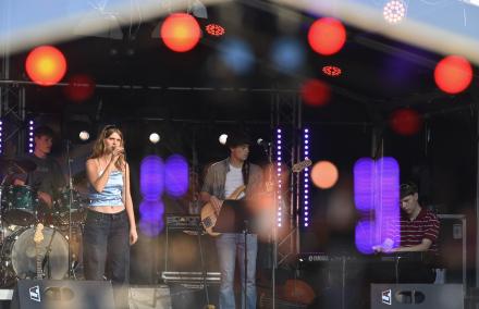 Das Jazzquartett Jazztronauts spielt auf einer bunten Openair-Bühne.