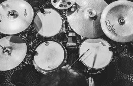 Wir schauen von oben auf ein interessantes Drumset mit Becken und Trommeln.