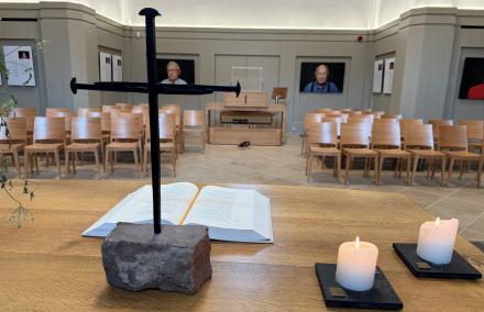 Kapelle in der Garnisonkirche Potsdam Blick vom Altar mit dem namensgebenden Nagelkreuz, einer Bibel und zwei Kerzen in die Kapelle mit