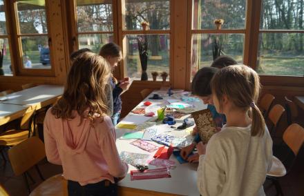 Auf einer Chorfahrt - gemeinsam Basteln für das Musical Kinder basteln Masken für ein Musical