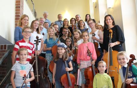Das Familienorchester mit allen Generationen zeigt sich im Treppenhaus der  Musikschule Haus 1