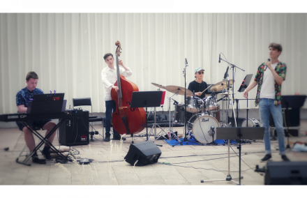 Die Kepler Jazz Gang 2021 Die Kepler Jazz Gang besteht hier aus Sänger, Pianist, Kontrabasses und Schlagzeuger. Gerade wird live auf der Potsdamer Inselbühne konzertiert.