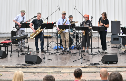 Sas and Friends - ein Erwachsenenensemble mit 4 Saxophonspielenden, Ebass und Schlagzeug performen bei schönstem Wetter auf der Potsdamer Inselbühne.
