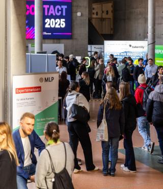 Menschen im Gespräch bei der uniContact 2025