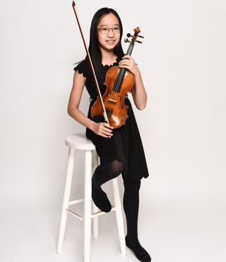 Alina Li - Geigerin Eine junge Geigerin posiert in einem hellen Fotostudio