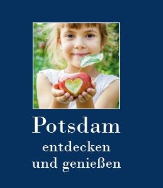 Ein Mädchen zeigt einen Apfel mit einem Herz