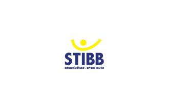 Logo Stibb: Stilisierter Oberkörper eines Menschen mit Kopf und nach oben gestreckten Armen in Gelb und dem blauen Schriftzug STIBB Kinder schützen - Opfern helfen