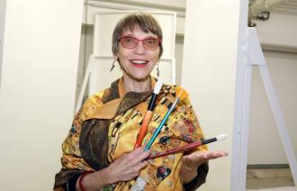 Simone Ahrend als Model vor der Leinwand