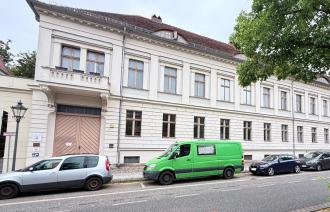 Fassadenfront der Jüdischen Volkshochschule in Potsdam