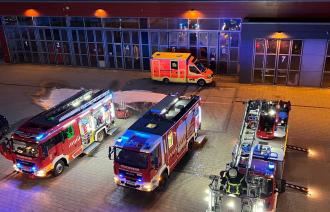Einsatzfahrzeuge auf dem Hof der Feuerwehr