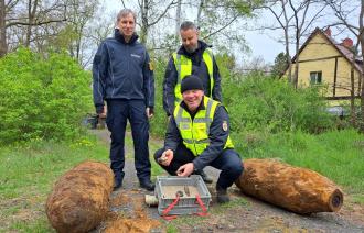 Dr. Karsten Lauber, Mike Schwitzke und Kai Lange mit den beiden entschärften Fliegerbomben am 23. April 2026
