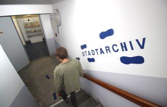 Treppenhaus im Haus 23 mit Schriftzug "Stadtarchiv" an der Wand