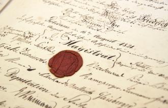rotes Wachssiegel auf der handschriftlichen Chronik des Oberbürgermeisters Wilhelm Saint Paul von 1821
