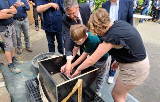 Oberbürgermeister Mike Schubert legt gemeinsam Schülerinnen und Schülern den Grundstein für die Comenius-Schule.