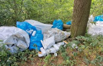 Die Bauabfälle wurden einfach in die Natur gekippt, die Verwaltung freut sich über Hinweise zu möglichen Verursachern. Foto: LHPBauabfälle illegal in Groß Glienicke und Dallgow-Döberitz entsorgt