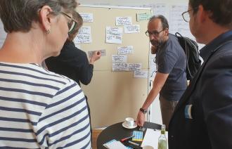 Diskussion zur Entwicklung des Stadtteils am Schlaatz mit Akteurinnen und Akteuren aus dem Stadtteil. Foto: André Schwarz/LHP