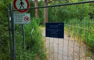 Bauzaun vor dem gesperrten Nutheweg.