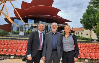 Auf dem Foto stehen Oberbürgermeister Mike Schubert, der neuen Geschäftsführende Direktor des Marcel Klett und Intendatin Bettina Jahnke vor dem Hans Otto Theater. Foto: Juliane Güldner/LHP