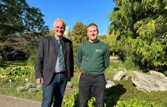 Umweltbeigeordneter Bernd Rubelt und Ole Rochlitz, Auszubildender zum Gärtner Fachrichtung Garten- und Landschaftsbau