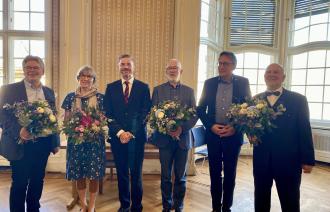 Oberbürgermeister Mike Schubert mit Anette und Stephan Flade, Reinhard König und Bernhard Fricke bei der Eintragung ins Goldene Buch.