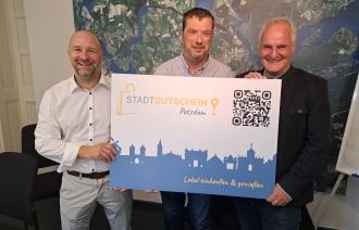 Der Beigeordnete für den Geschäftsbereich Stadtentwicklung, Bauen, Wirtschaft und Umwelt, Bernd Rubelt, der Leiter der Wirtschaftsförderung, Stefan Frerichs und Eike Neubarth, Vorstandsvorsitzender der Händlergemeinschaft ici! Potsdam gaben am 26. September den Startschuss für den digitalen Einkaufsgutschein in Potsdam.